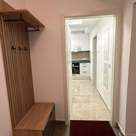 Apartment Ein-schlafzimmer-apartment Mit Allen Einrichtungen In Einem Familienhaus - No Party