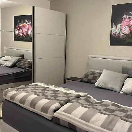 Ein-schlafzimmer-apartment Mit Allen Einrichtungen In Einem Familienhaus - No Party Apartment *