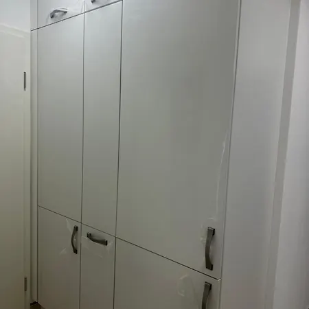 Ein-schlafzimmer-apartment Mit Allen Einrichtungen In Einem Familienhaus - No Party Apartment