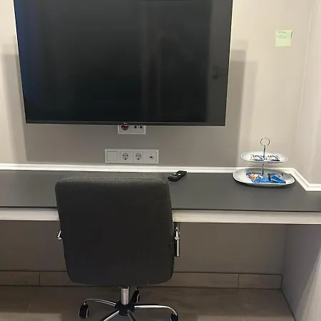 Ein-schlafzimmer-apartment Mit Allen Einrichtungen In Einem Familienhaus - No Party Apartment *