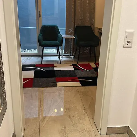 Apartment Ein-schlafzimmer-apartment Mit Allen Einrichtungen In Einem Familienhaus - No Party *