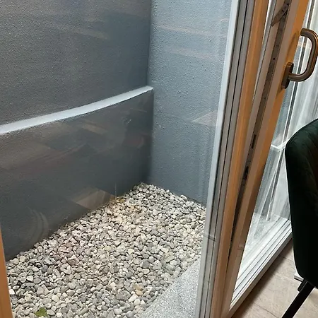 Ein-schlafzimmer-apartment Mit Allen Einrichtungen In Einem Familienhaus - No Party