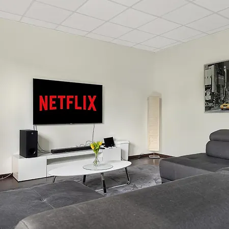 Private Escape Cinema Lounge Sleeps 17 *