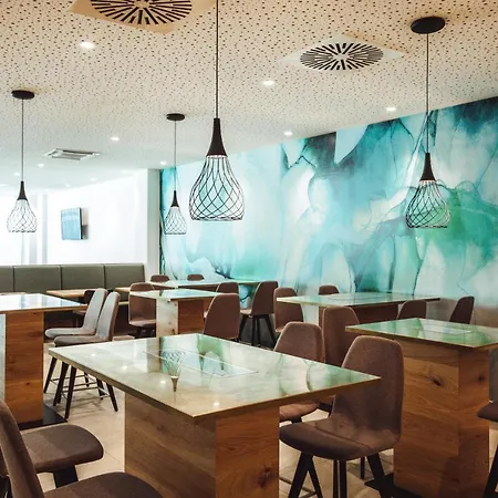 Hotel Wyndham Garden Messe 4*