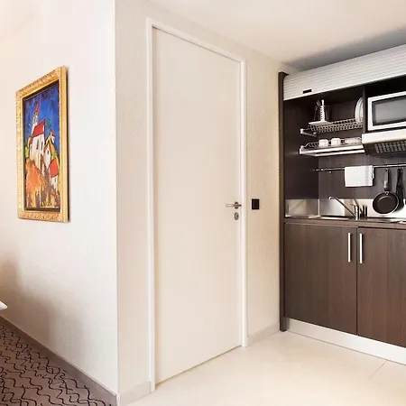 Advastay By King's 4*