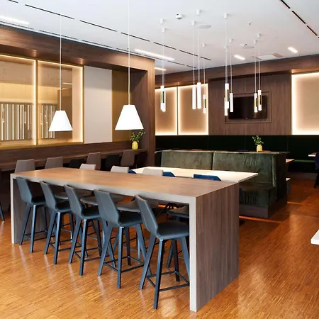 酒店 Hampton By Hilton Center East 3*