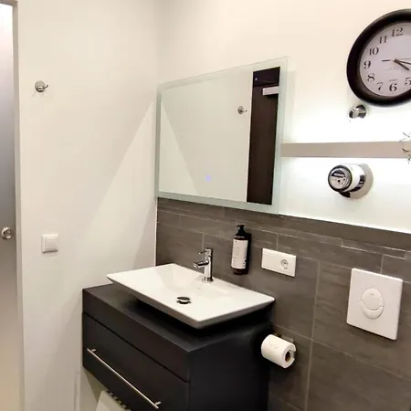 Homely P1 - Elegant Self-check-in Studio-apartment In With Kitchen And Washing Machine Lägenhet