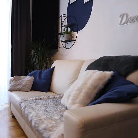 Alpine & Skyline View Apartment *