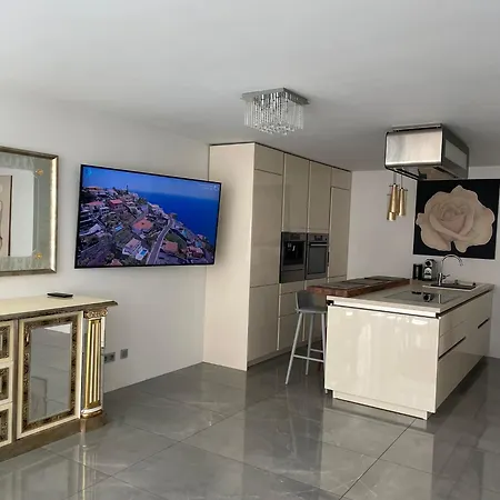 Luxurious 2 Bedroom Old Apartamento