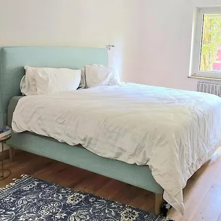 Daire Bright, Comfy Flat, Location