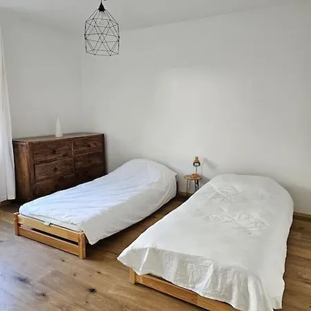 Daire Bright, Comfy Flat, Location *