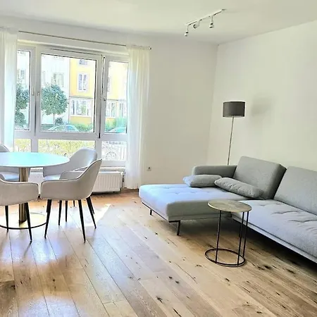 Daire Bright, Comfy Flat, Location