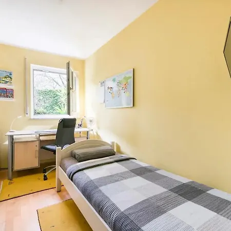 7 Min To Citycenter Subway U3 100m, Southside Singleroom Own Shower Wc, Tv, Dishes Fridge, Oven, Waterheater, Coffeemashine- Free C ,bike For Free , Next To River And Park, Many Restaurants And Supermarkets Around 200m, Nonsmoker ! ホームステイ *