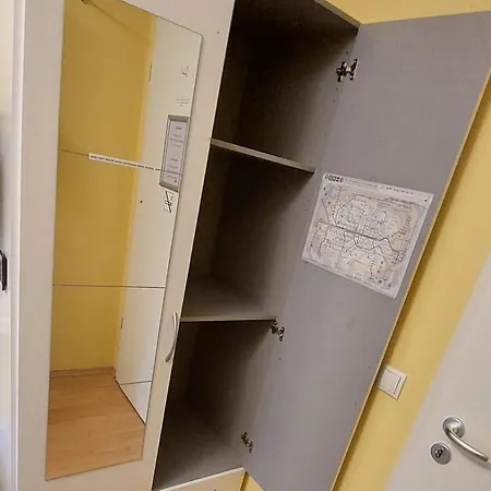 7 Min To Citycenter Subway U3 100m, Southside Singleroom Own Shower Wc, Tv, Dishes Fridge, Oven, Waterheater, Coffeemashine- Free C ,bike For Free , Next To River And Park, Many Restaurants And Supermarkets Around 200m, Nonsmoker ! ミュンヘン