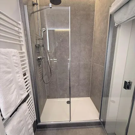 Stylish Renovated In Location Appartement *
