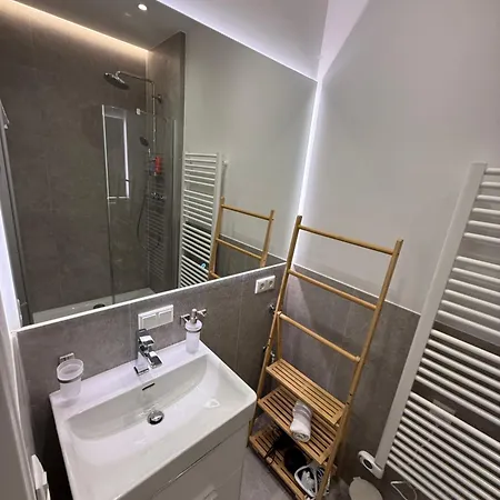 Stylish Renovated In Location Appartement *