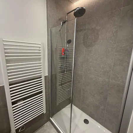 Stylish Renovated In Location Appartement