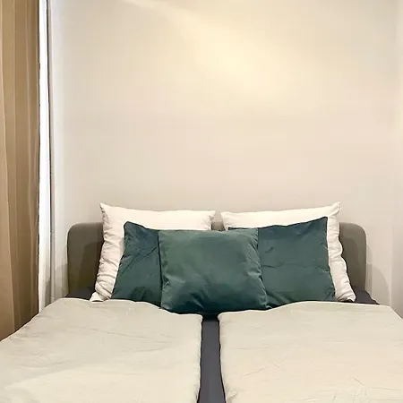 Large Cozy With Balcony And Kitchen At Pasing * München