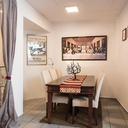 Garden House & East Park-apartments בית הארחה