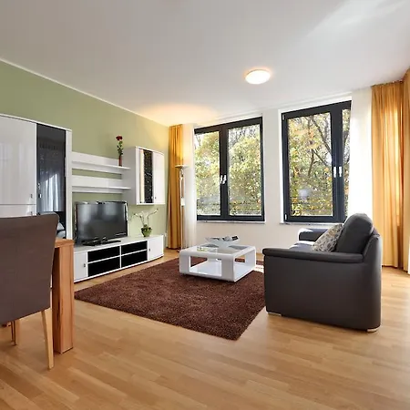 Hotel apartamentowy Business *