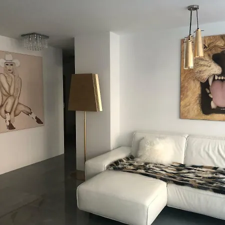 Luxurious 2 Bedroom Old Apartamento *